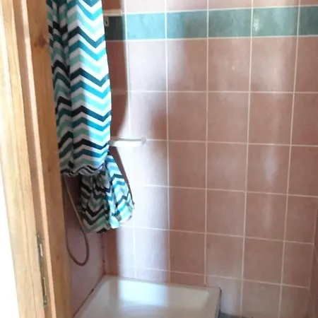 Haus In Privatgrundstueck Bei *